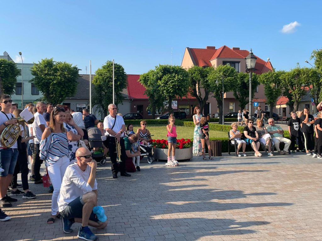Na obrazku znajduje się grupa dorosłych i dzieci