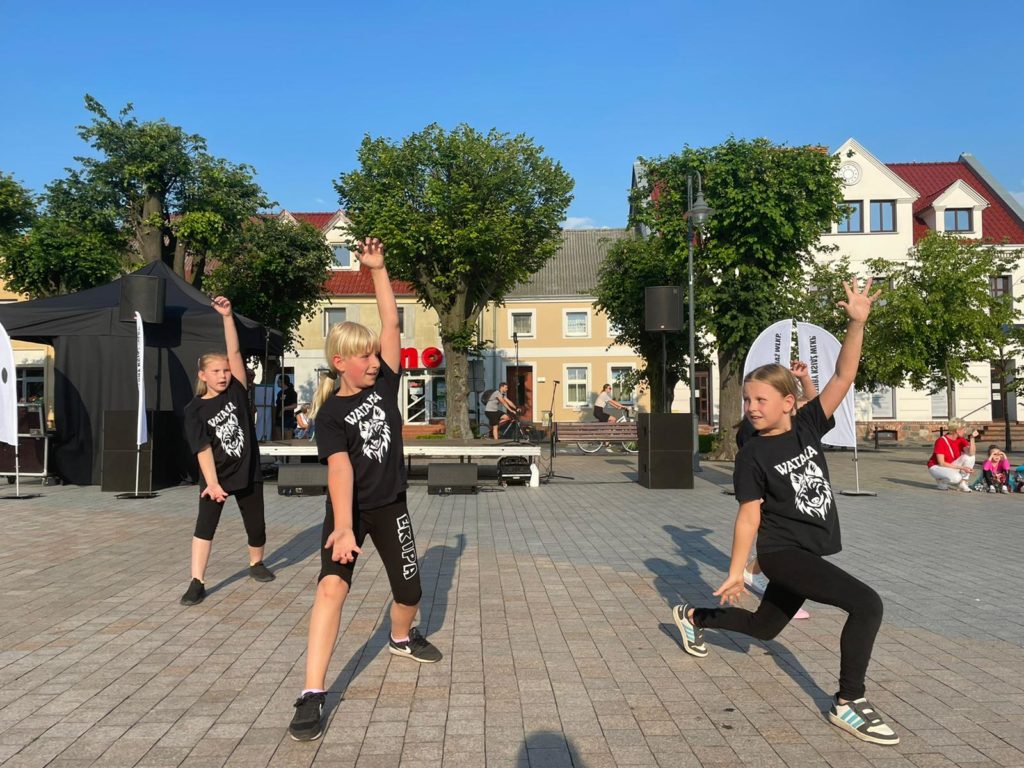 Na obrazku tańczy grupa dzieci