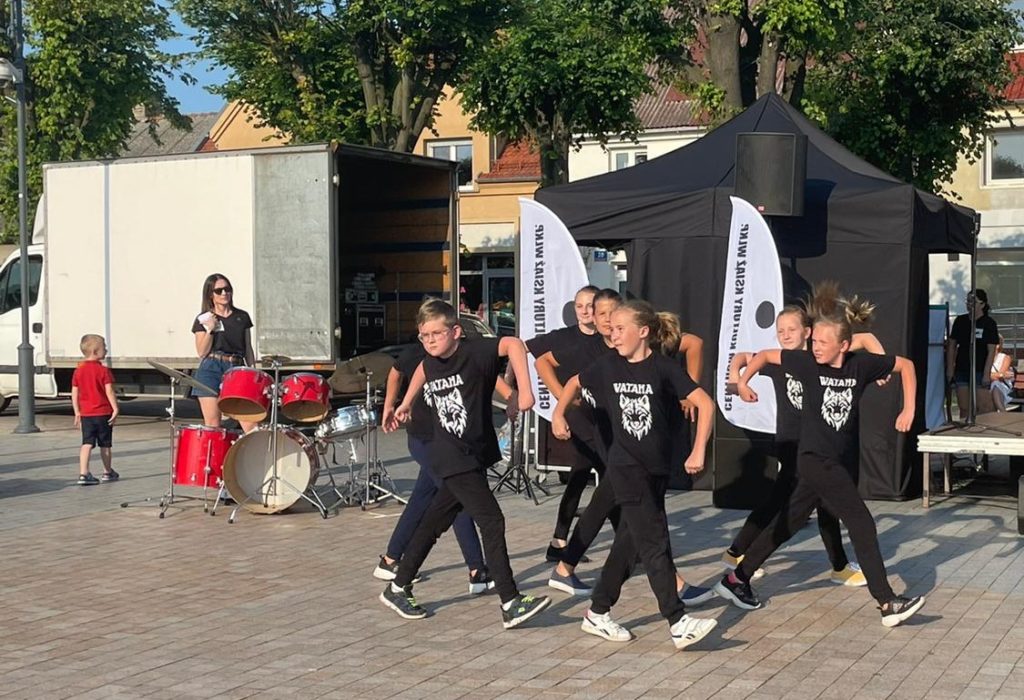 Na obrazku tańczy grupa dzieci