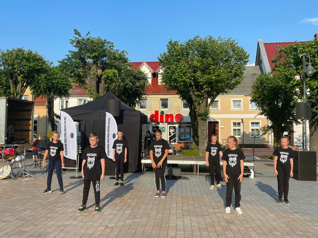 Na obrazku tańczy grupa dzieci
