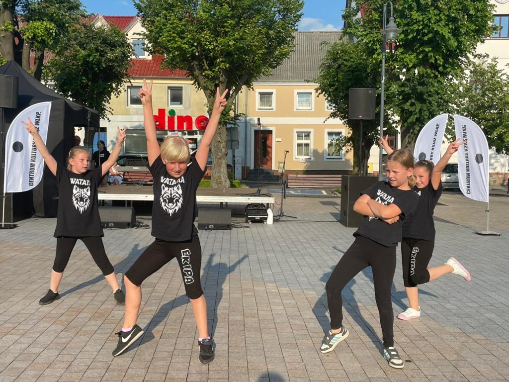 Na obrazku tańczy grupa dzieci