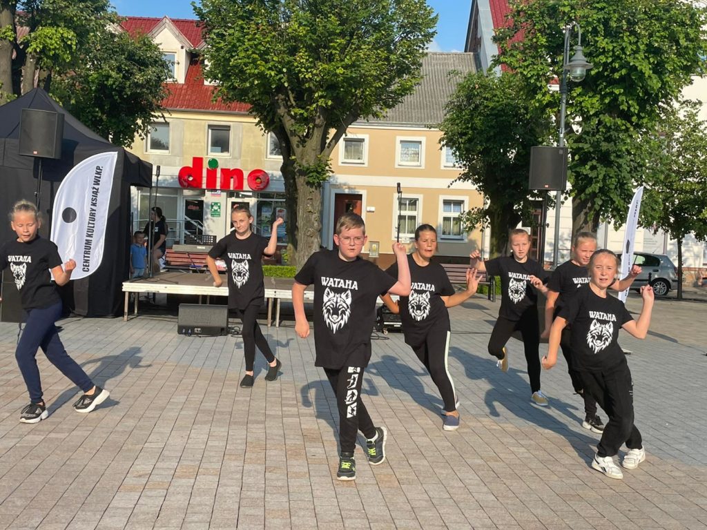 Na obrazku tańczy grupa dzieci