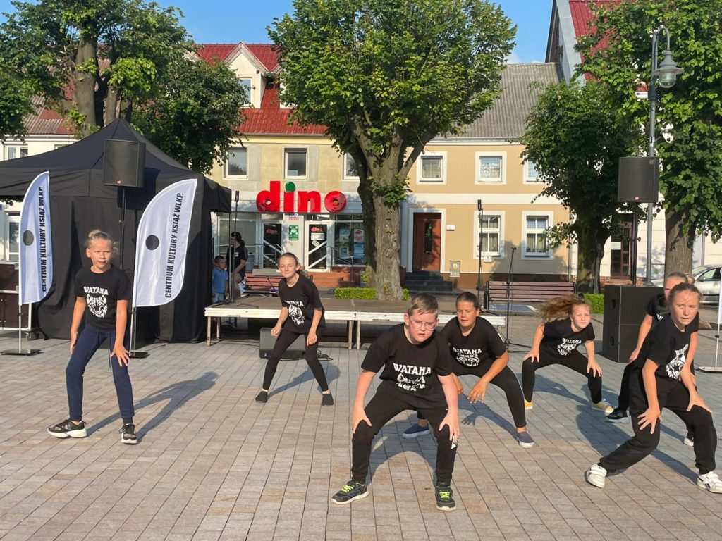 Na obrazku tańczy grupa dzieci