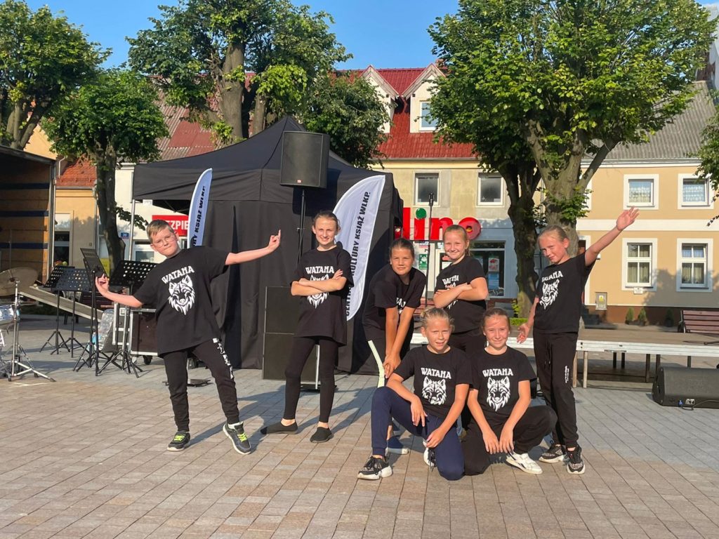 Na obrazku tańczy grupa dzieci