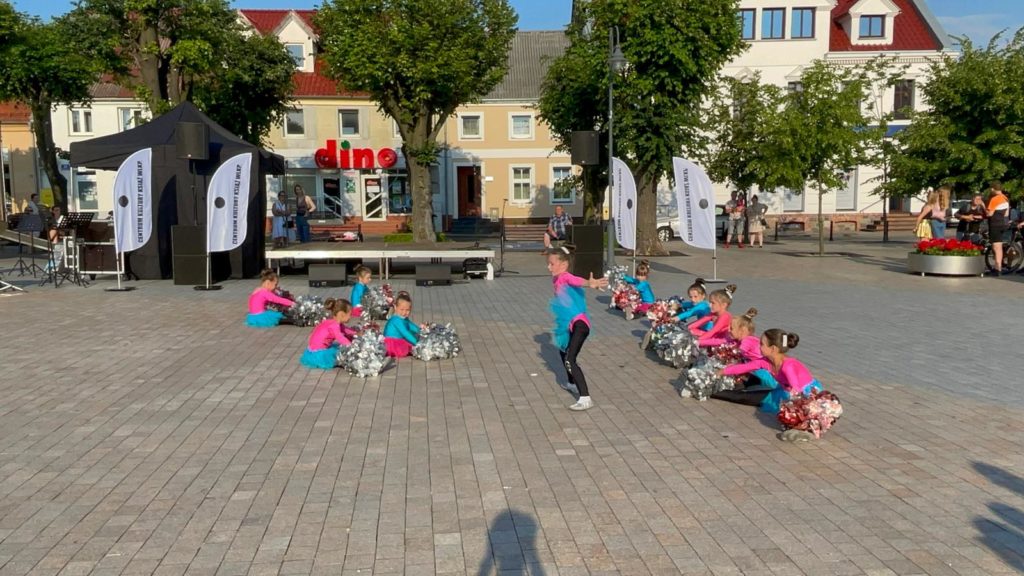 Na obrazku tańczy grupa dziewczynek mażoretek