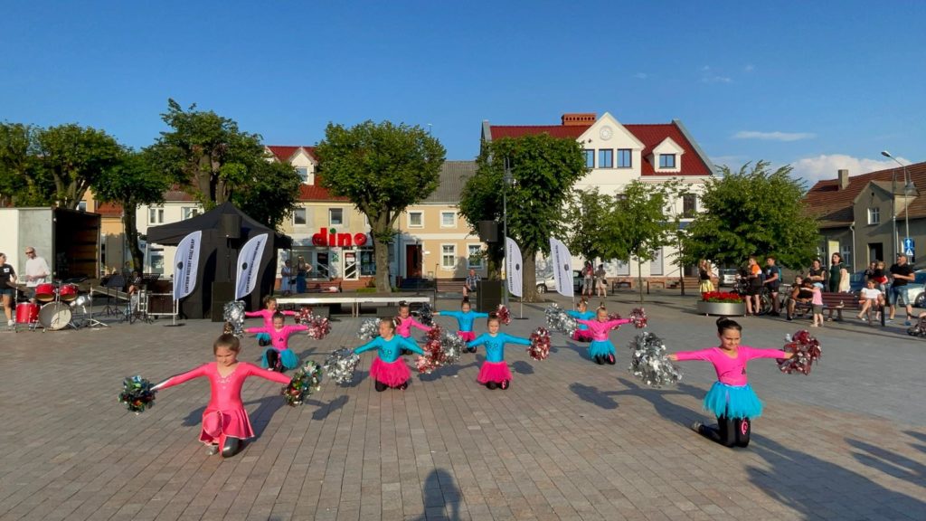 Na obrazku tańczy grupa dziewczynek mażoretek