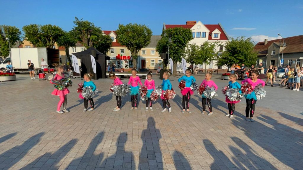 Na obrazku tańczy grupa dziewczynek mażoretek