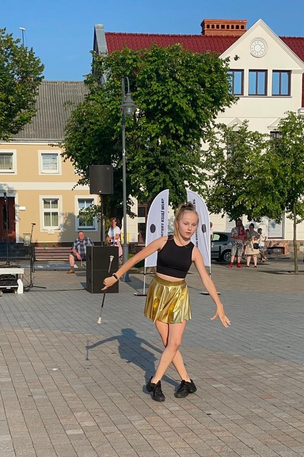 Na obrazku tańczy dziewczynka