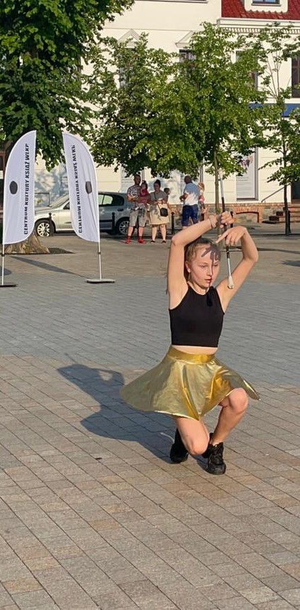 Na obrazku tańczy dziewczynka