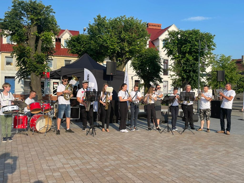 Na obrazku gra orkiestra dęta