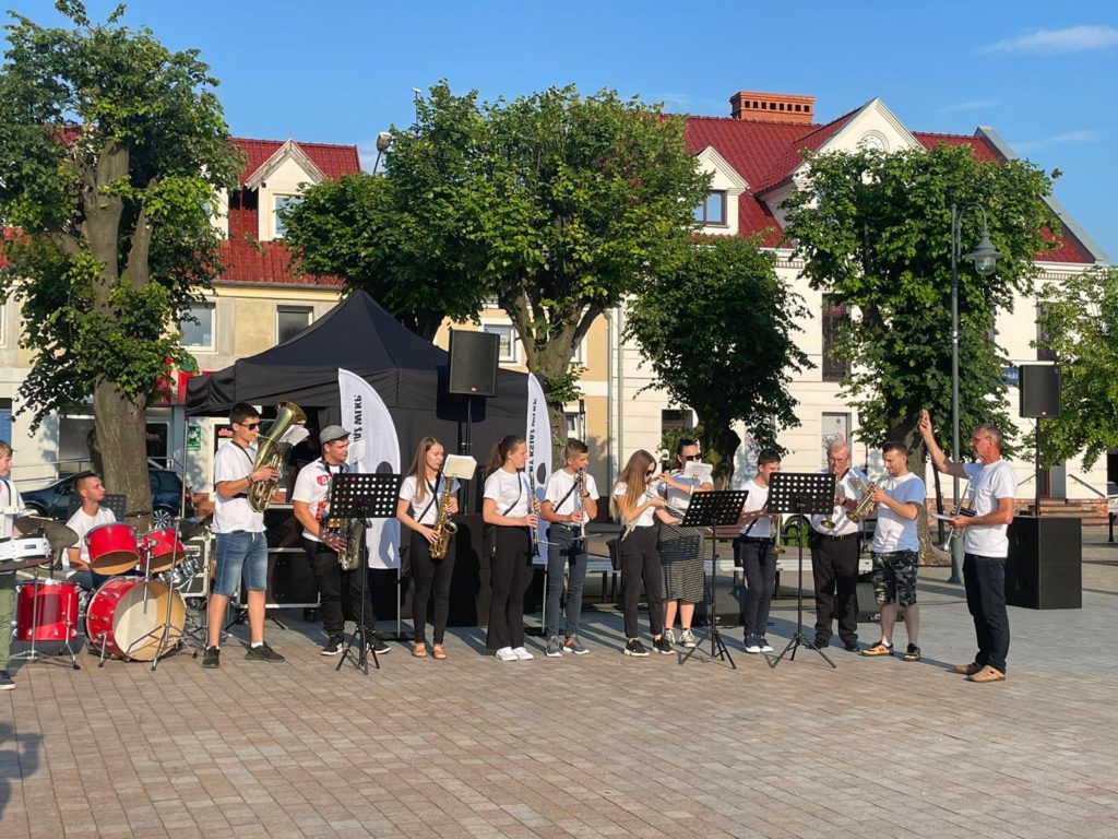 Na obrazku gra orkiestra dęta