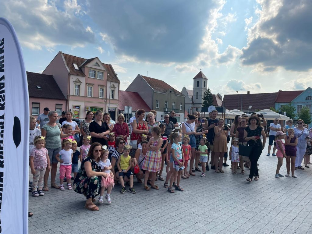 na obrazku jęt tłum ludzi na rynku