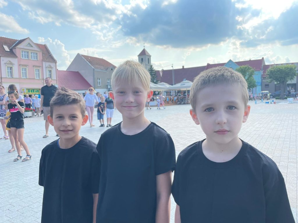 Na obrazku stoi trzech chłopców