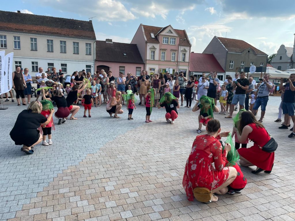Na obrazku tłum ludzi patrzy na to jak tańczy grupa dzieci