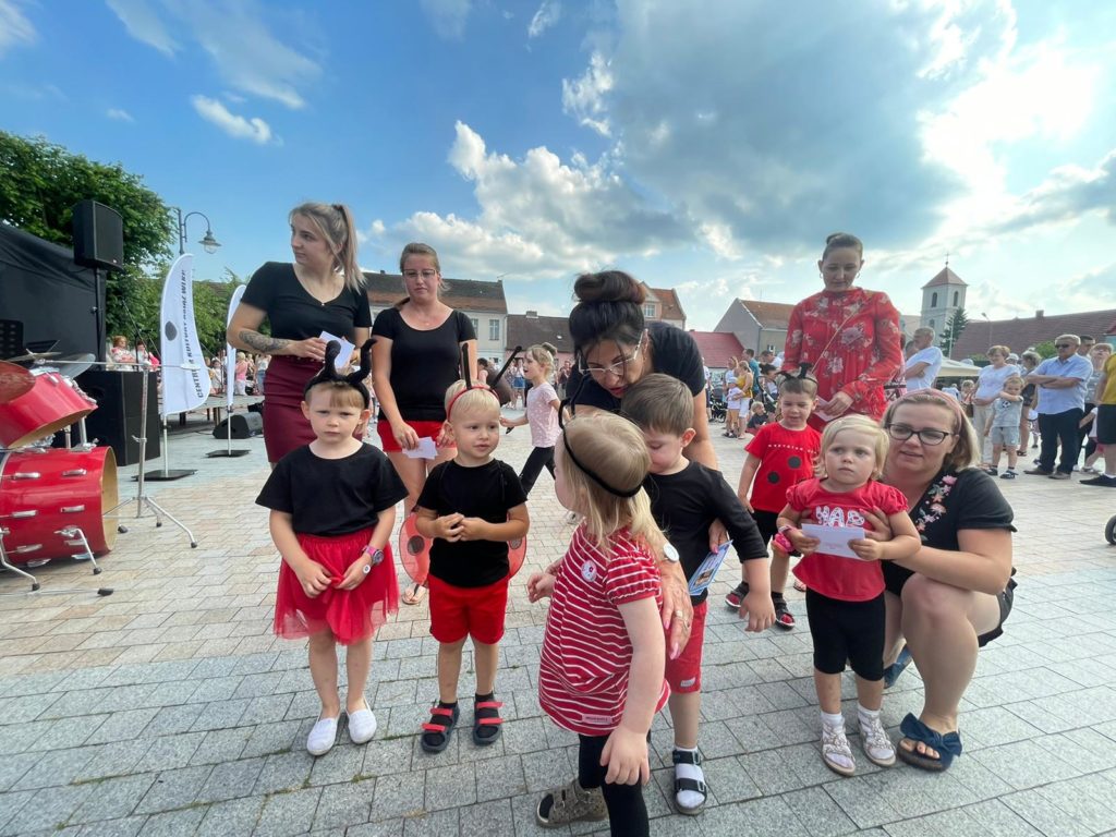 Na obrazku są kobiety z dziećmi