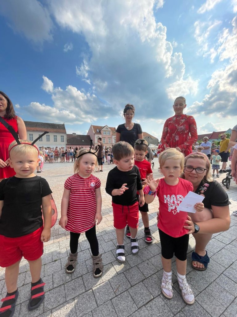 Na obrazku są kobiety z dziećmi