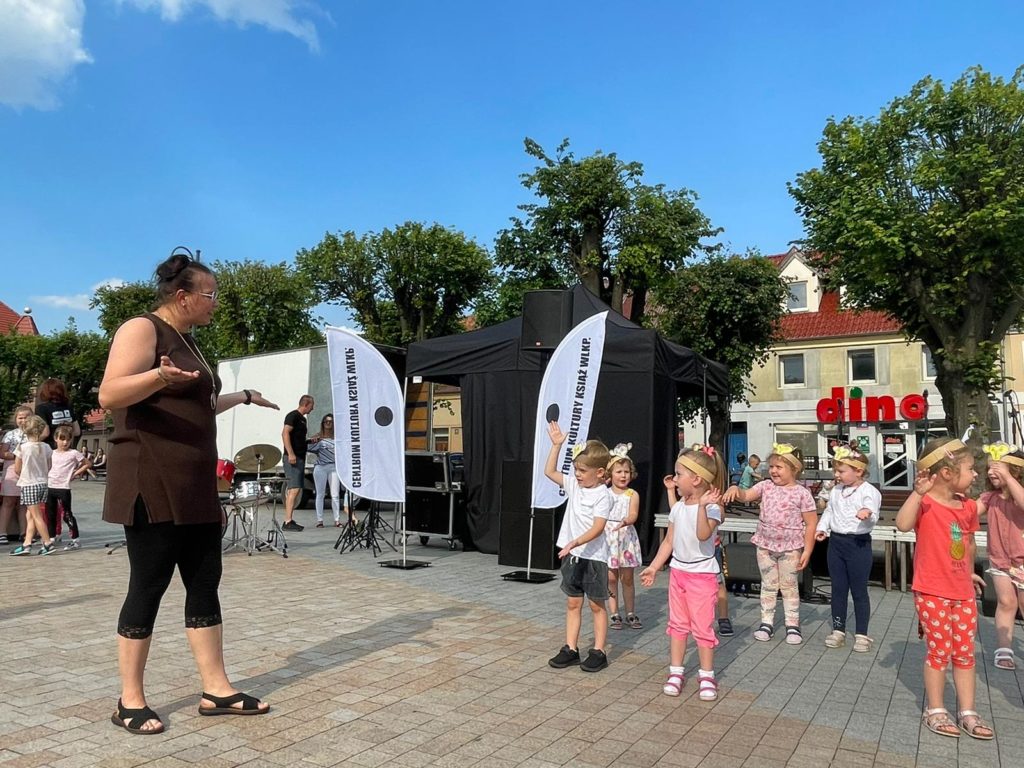 Na obrazku tańczy grupa dzieci
