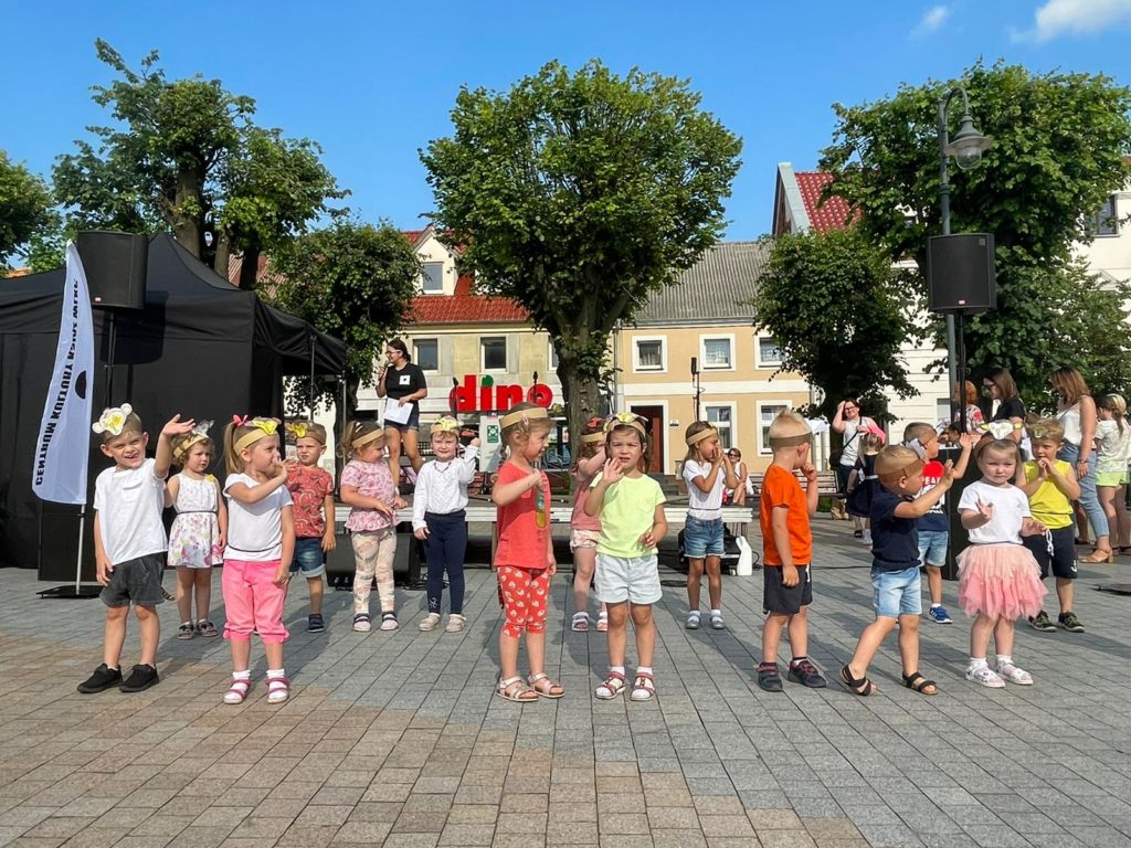 Na obrazku tańczy grupa dzieci