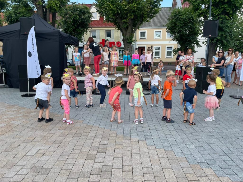 Na obrazku tańczy grupa dzieci