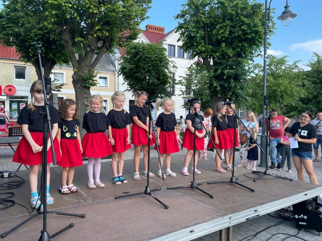 Na obrazku stoi grupa dziewczynek