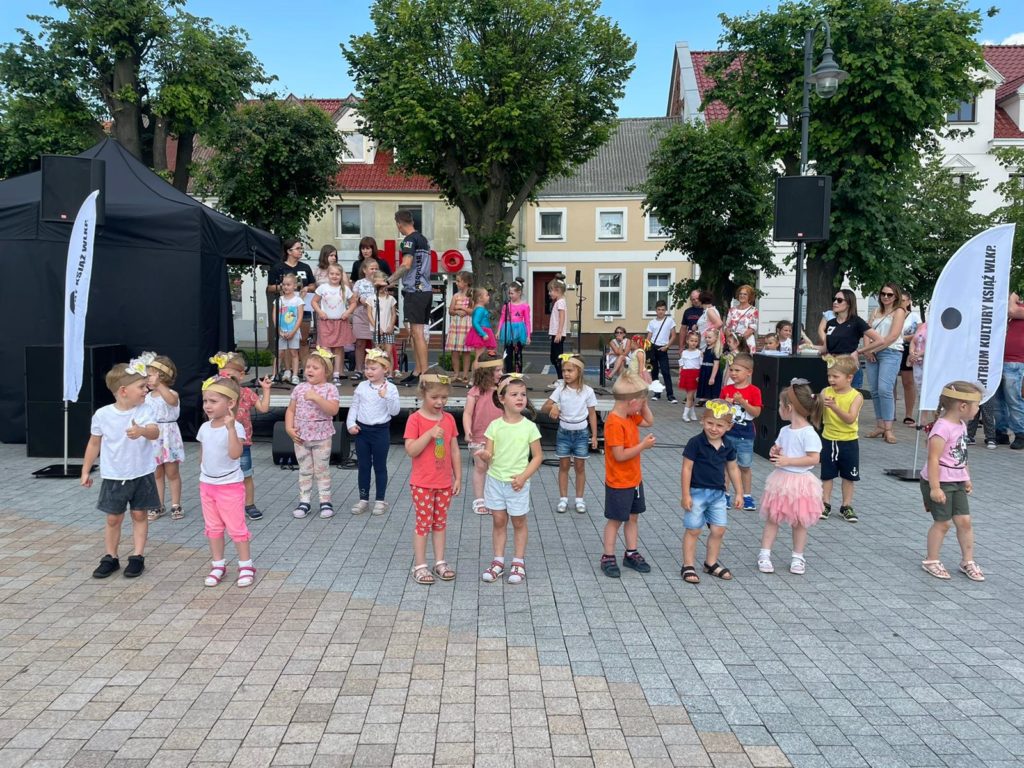 Na obrazku tańczy grupa dzieci