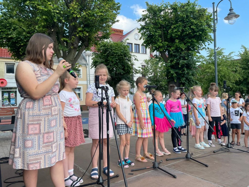 Na obrazku śpiewa grupa dziewczynek