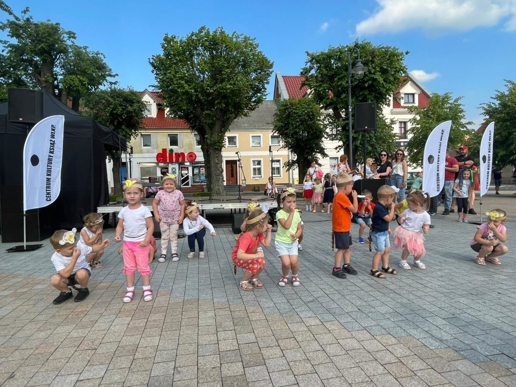 Na obrazku tańczy grupa dzieci