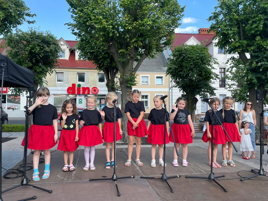 Na obrazku stoi grupa dziewczynek