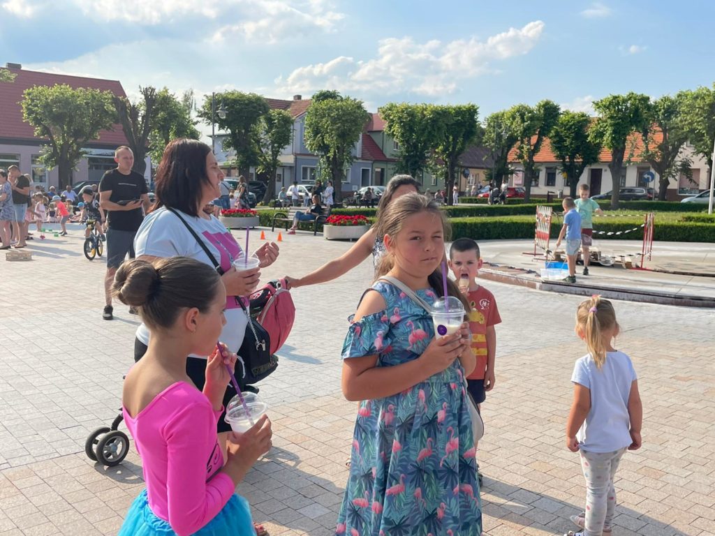 Na obrazku jest grupa ludzi