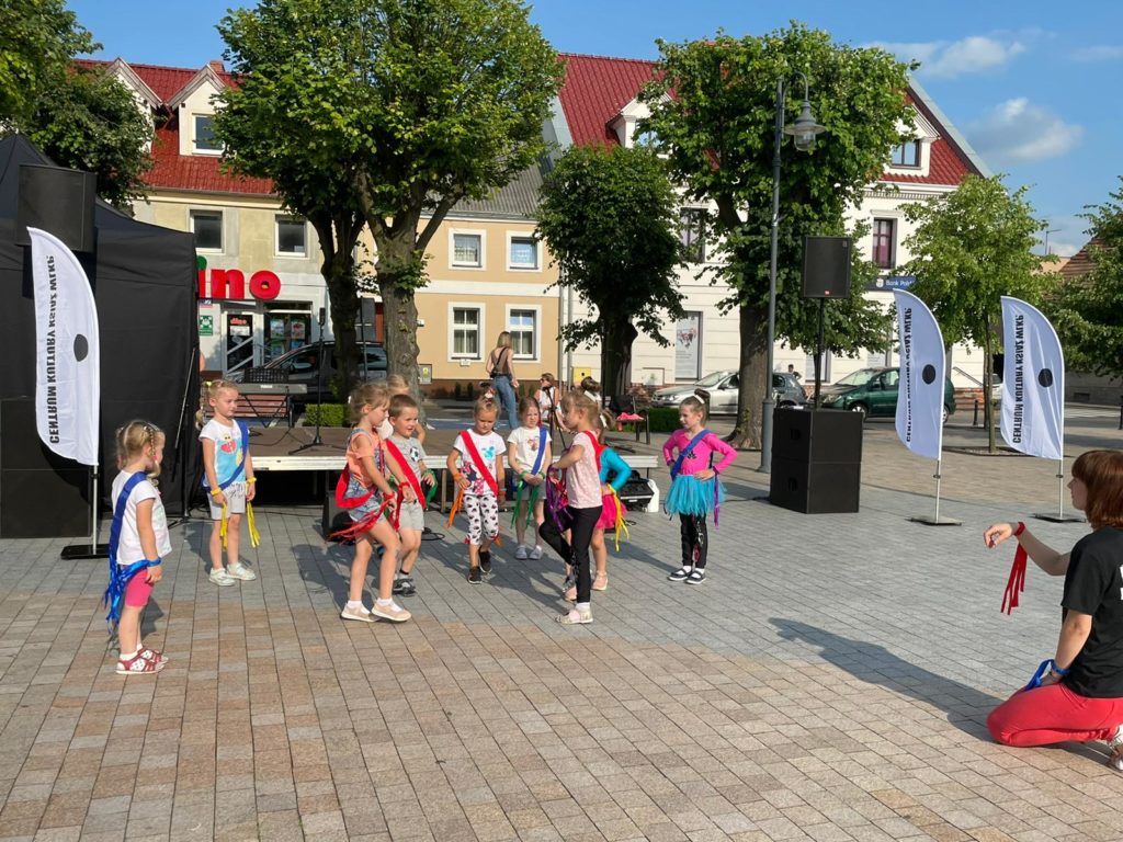 Na obrazku tańczy grupa dzieci