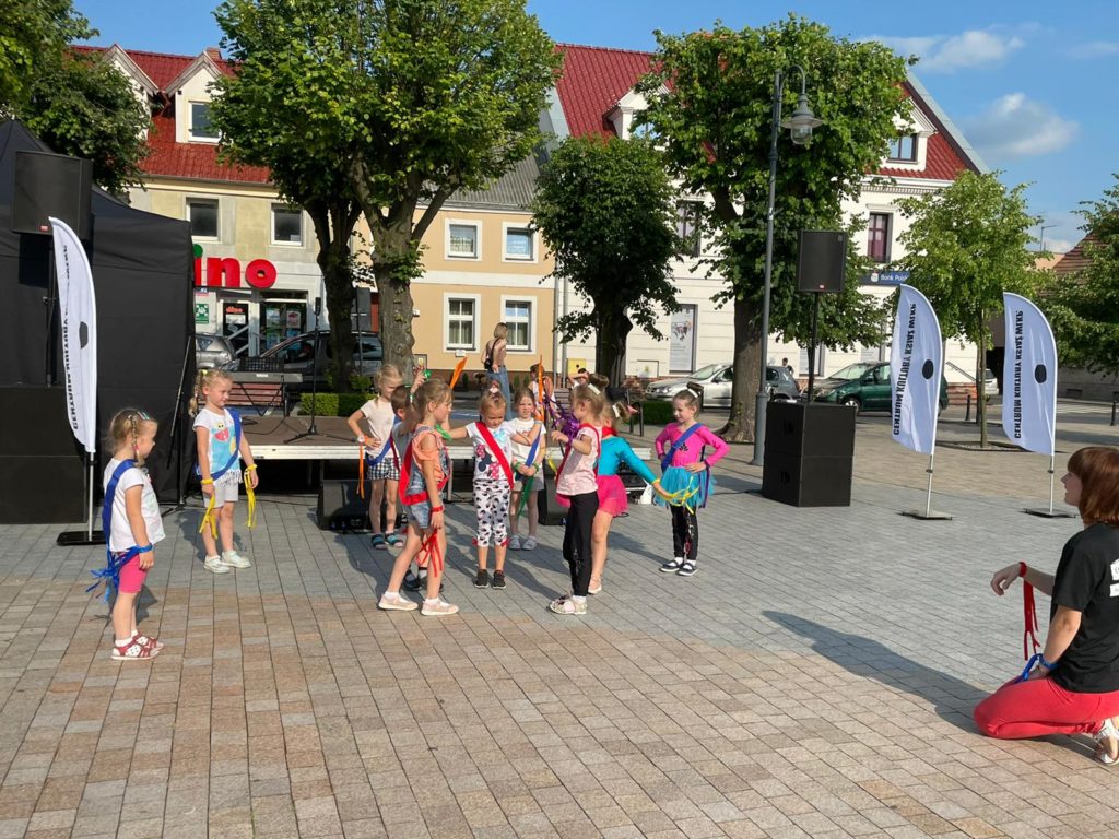 Na obrazku tańczy grupa dzieci