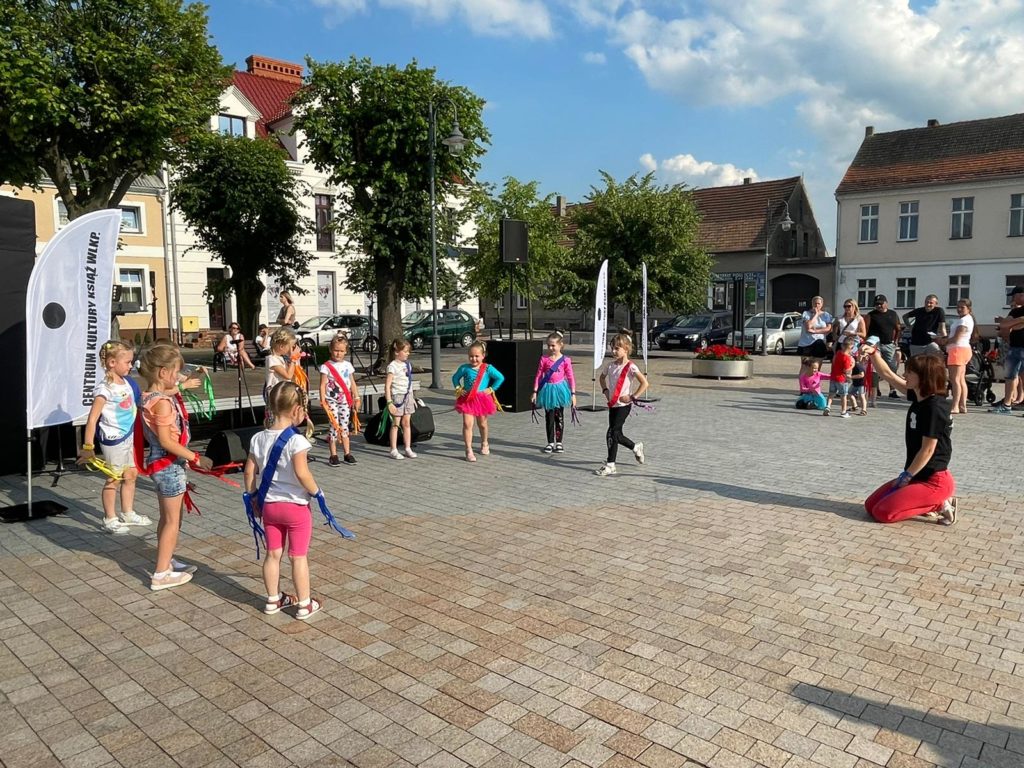 Na obrazku tańczy grupa dzieci