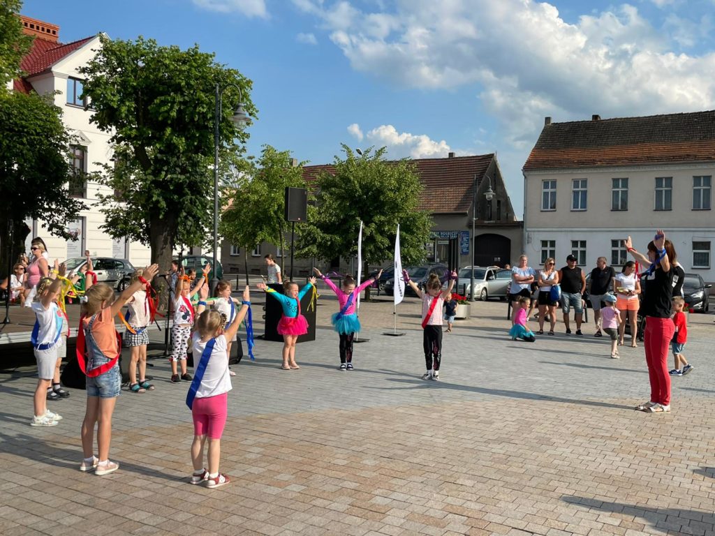 Na obrazku tańczy grupa dzieci