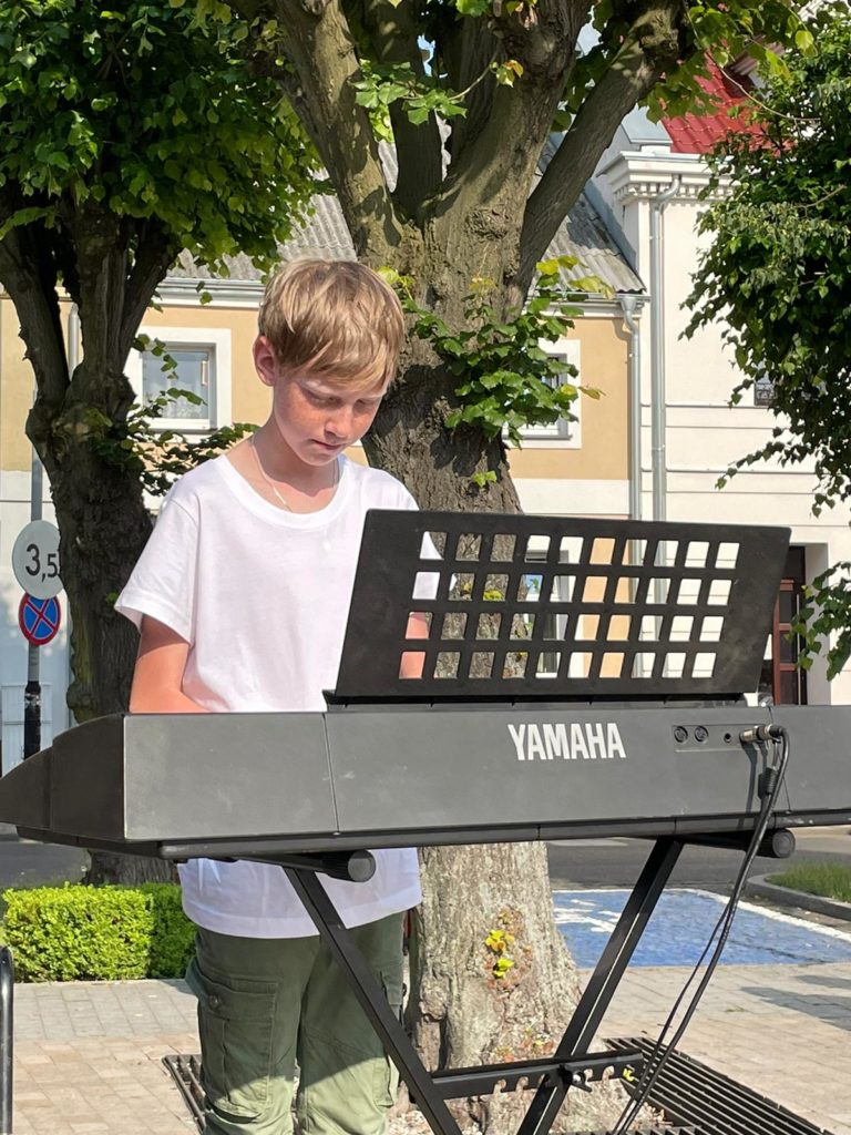 Na obrazku tańczy grupa dzieci