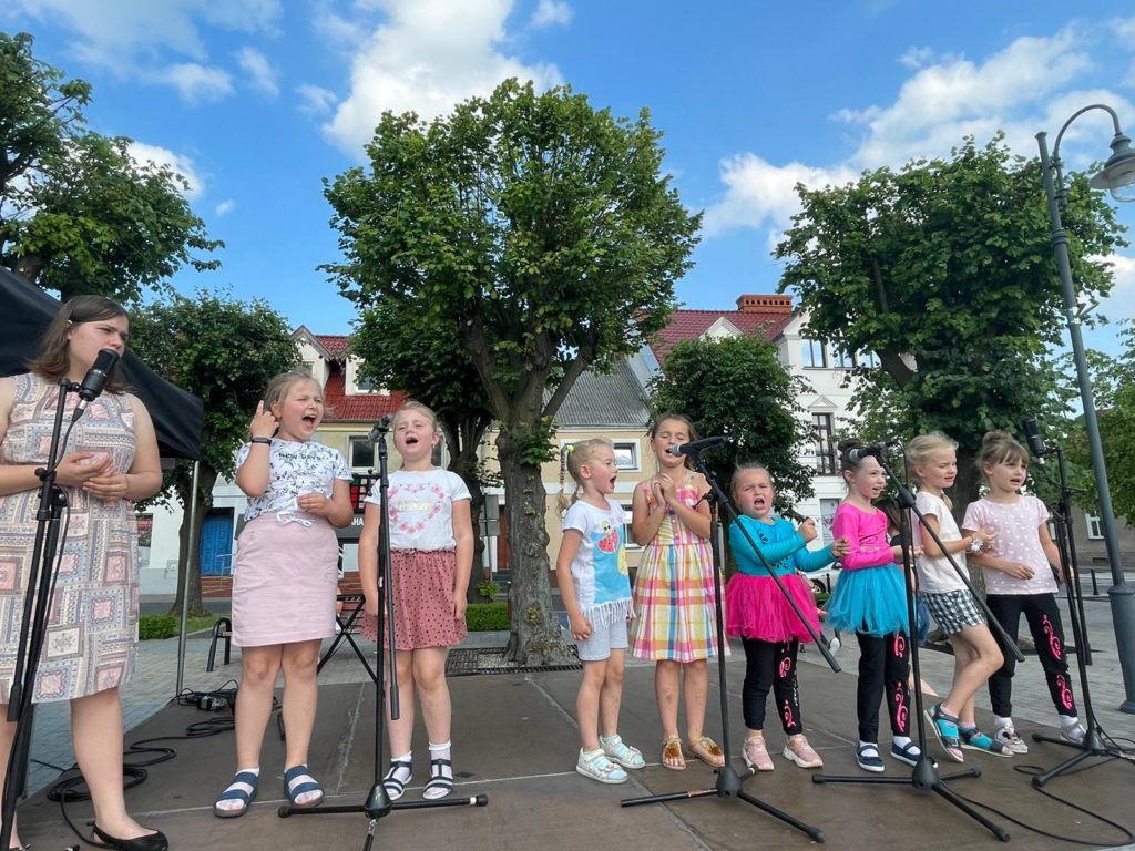 Na obrazku śpiewają dziewczynki