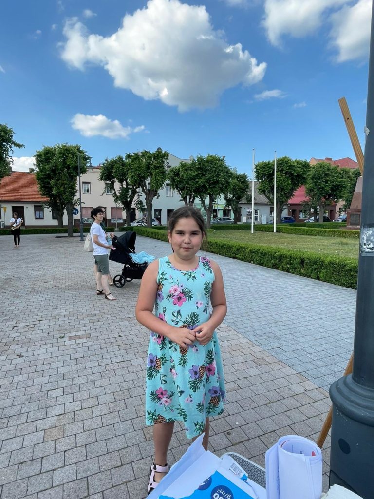 Na obrazku stoi dziewczynka