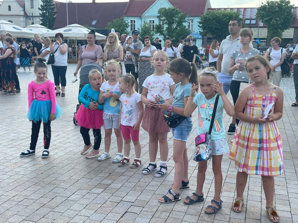 Na obrazku stoi grupa dzieci