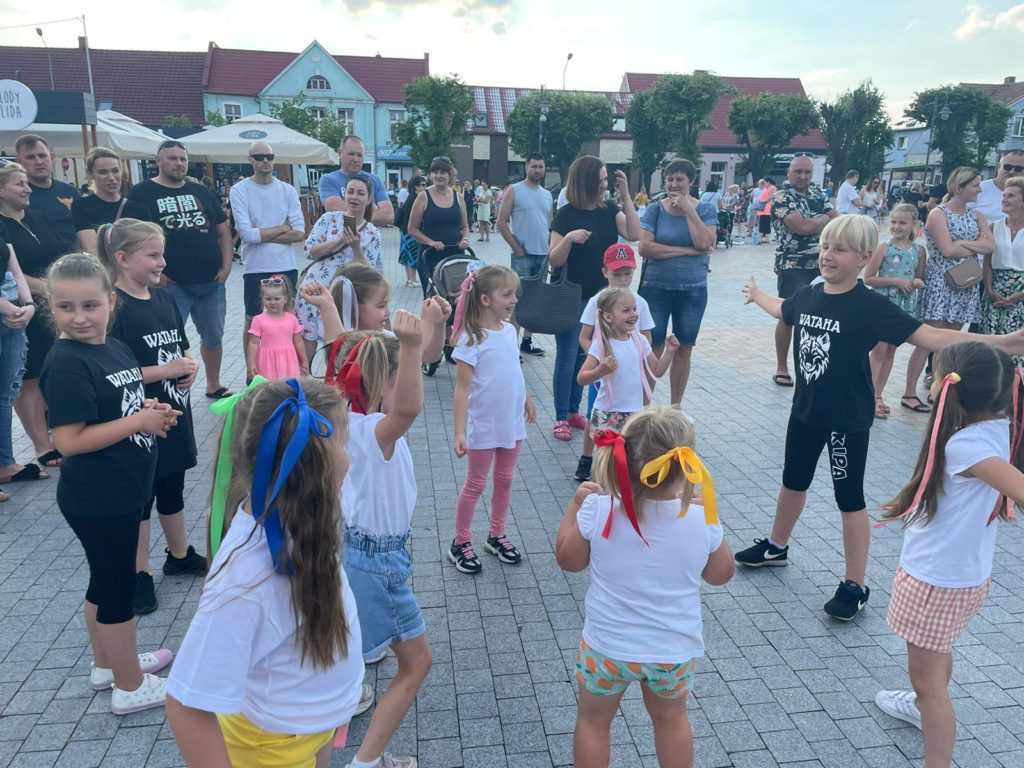 Na obrazku tańczy grupa dzieci