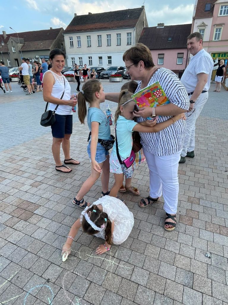 Na obrazku jest grupa ludzi na rynku