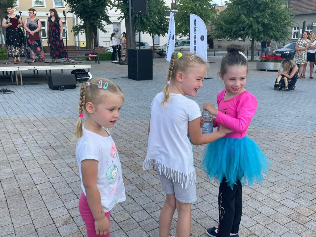 Na obrazku są trzy dziewczynki