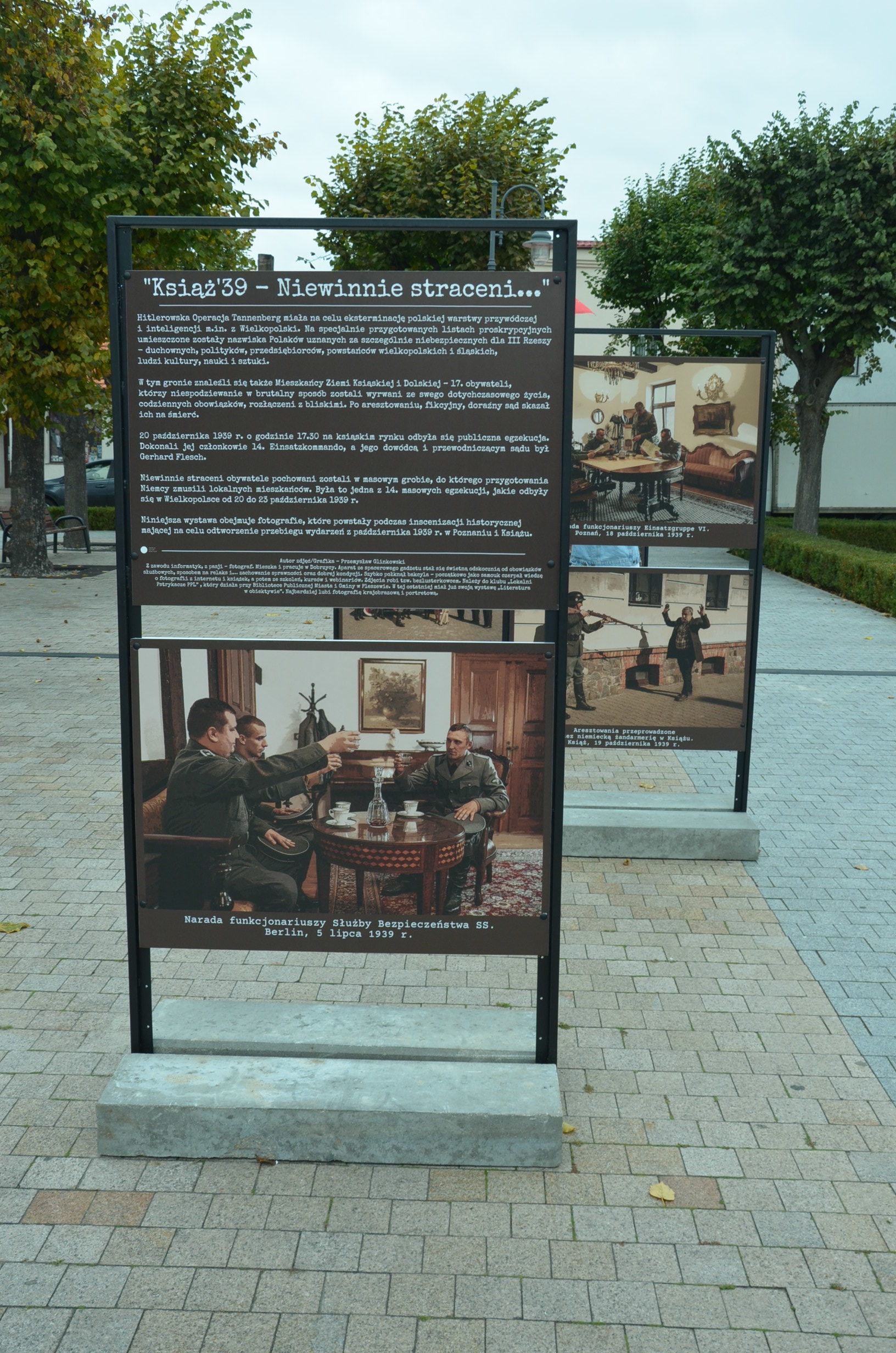 Zdjęcie przedstawia wystawę historyczną na rynku.