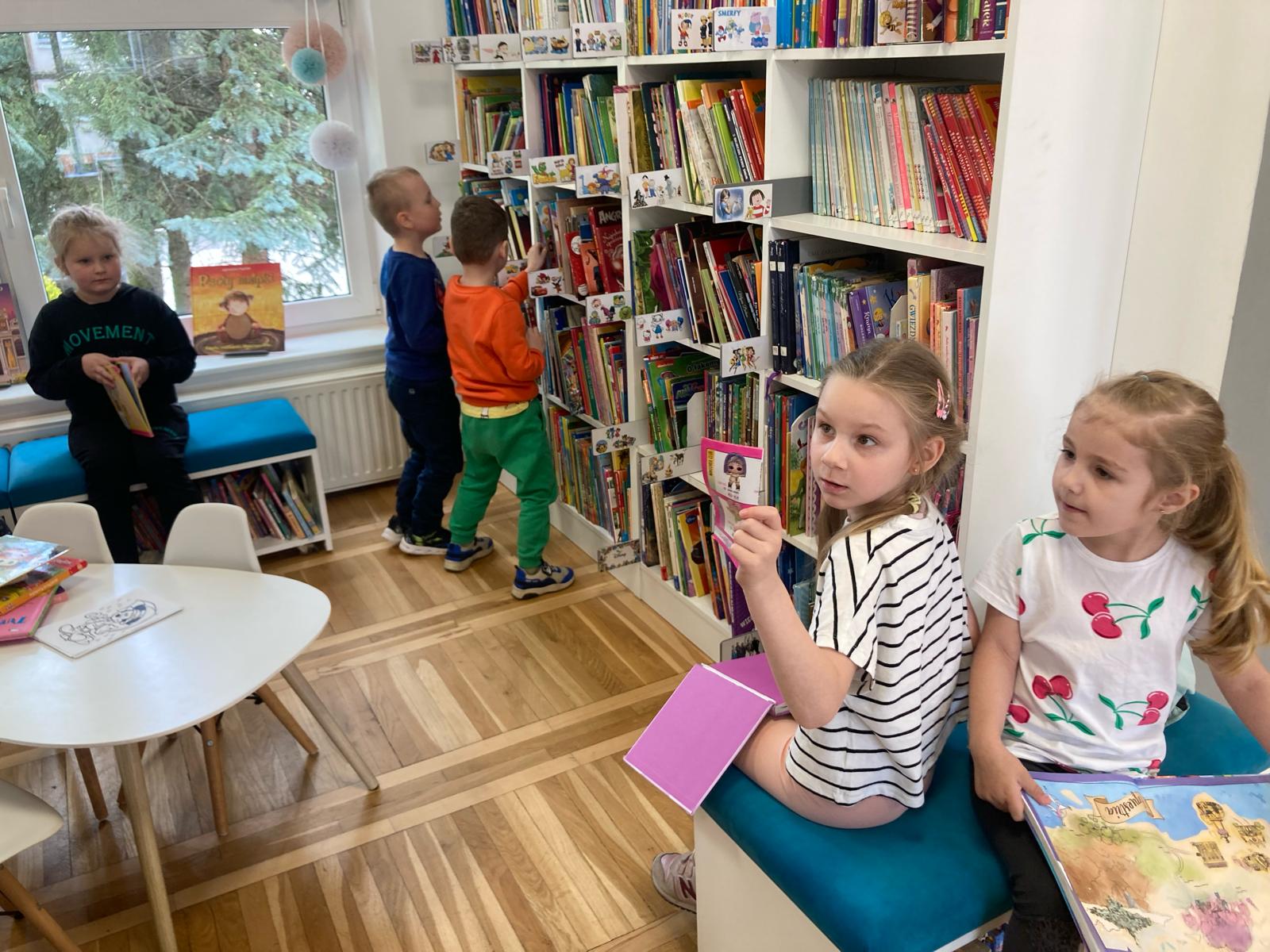 Przedszkolaki z Chrząstowa gościły w ksiąskiej bibliotece