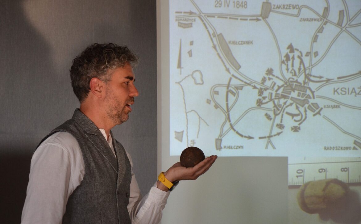 2025.04.25 spotkanie z Tomkiem Jankowskim 177 rocznica bitwa o Książ (11)