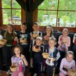 Sprezentowali swoim mamom… lalkę z makramy i eko-świecznik z… klamerek