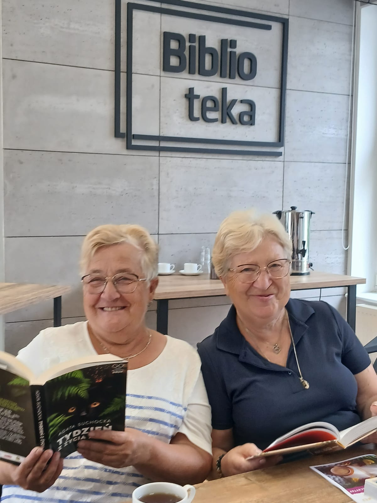 Seniorzy poznawali sekrety nowoczesnego czytelnictwa przy… kawie