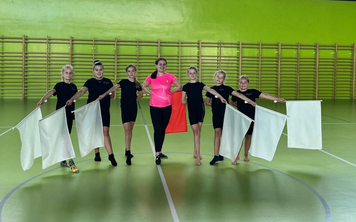 Mażoretki ćwiczyły z flagami i buławami