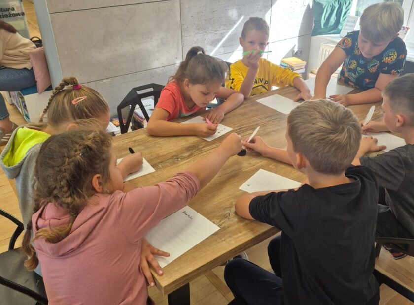 2025.09.23 lekcja biblioteczna w Konarzycach (13)