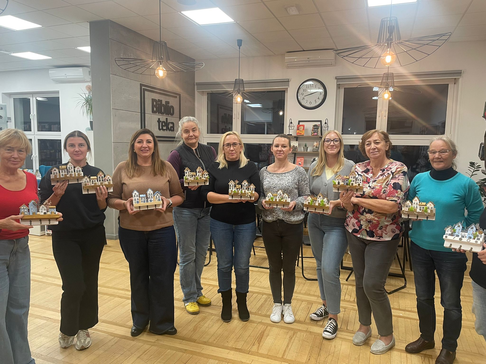 Damy zrobiły... wieszaki!