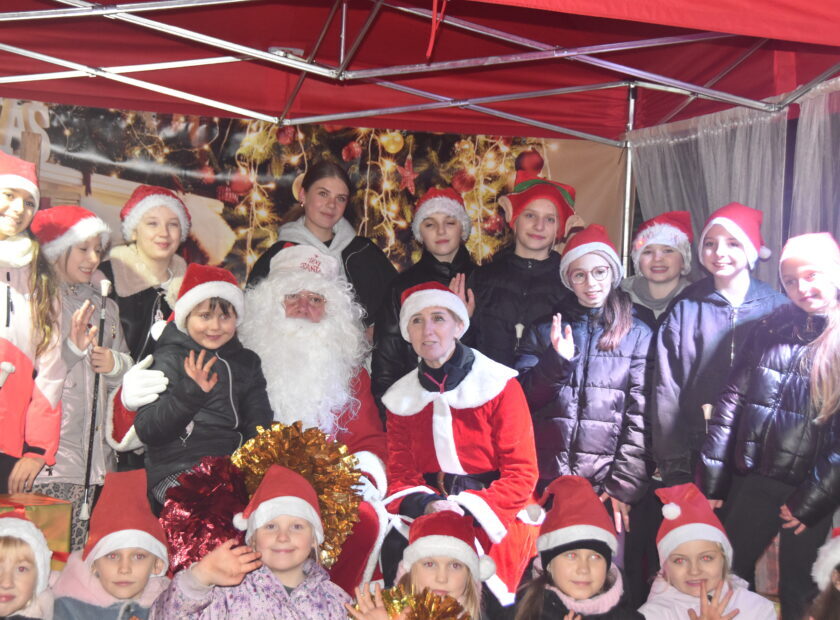 2025.12.07 fotki z Mikołajem i jego zgrają (459)