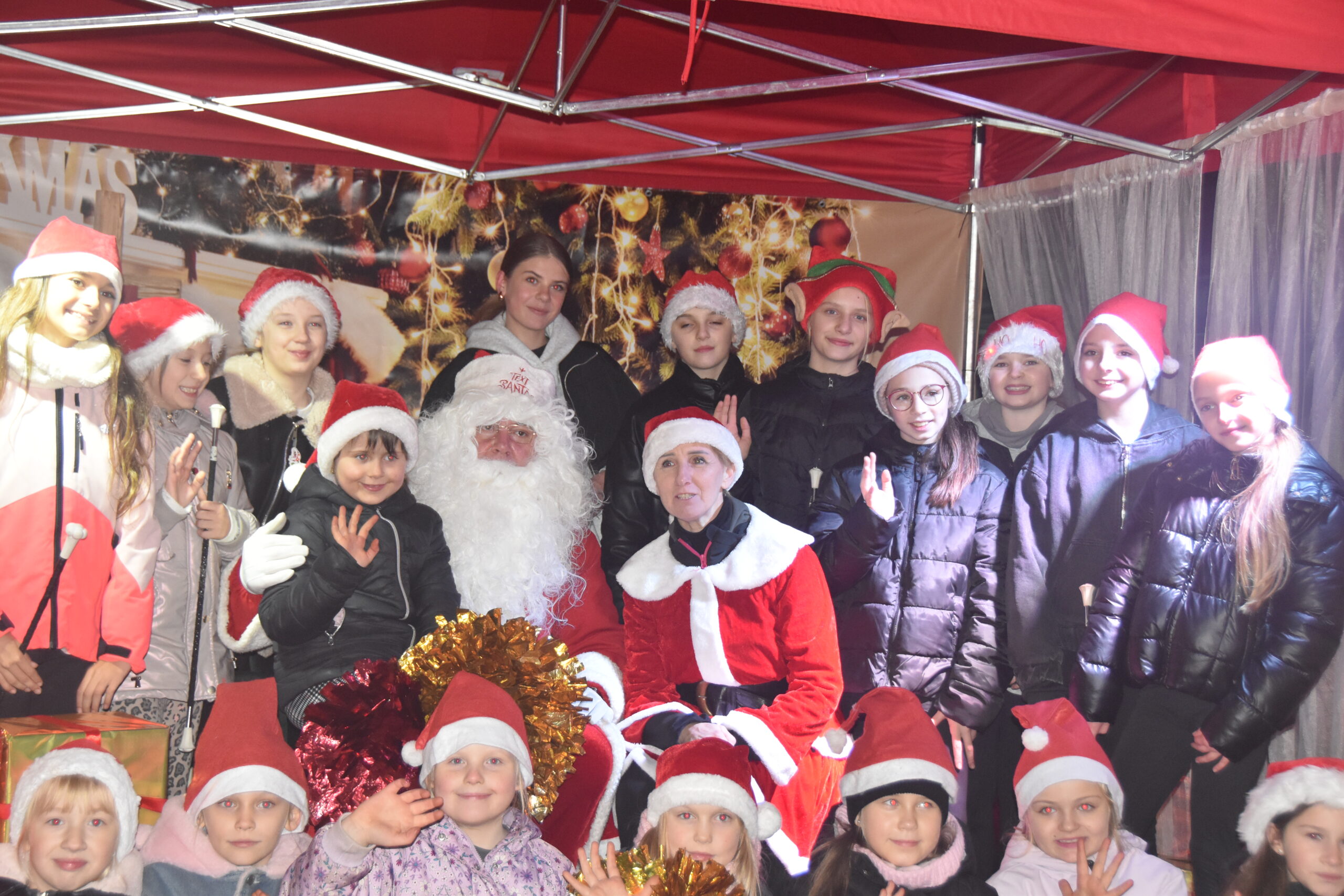 2025.12.07 fotki z Mikołajem i jego zgrają (459)
